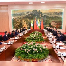 ပြည်ထောင်စုသမ္မတမြန်မာနိုင်ငံတော် ယာယီသမ္မတနိုင်ငံတော်လုံခြုံရေးနှင့်အေးချမ်းသာယာရေး ကော်မရှင်ဥက္ကဋ္ဌဗိုလ်ချုပ်မှူးကြီးမင်းအောင်လှိုင်တရုတ်ပြည်သူ့သမ္မတနိုင်ငံသမ္မတ H.E. Mr. Xi Jinping နှင့် တွေ့ဆုံဆွေးနွေး