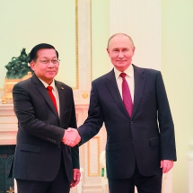 ပြည်ထောင်စုသမ္မတမြန်မာနိုင်ငံတော် ယာယီသမ္မတ နိုင်ငံတော်လုံခြုံရေးနှင့် အေးချမ်းသာယာရေးကော်မရှင်ဥက္ကဋ္ဌ ဗိုလ်ချုပ်မှူးကြီးမင်းအောင်လှိုင် ရုရှားဖက်ဒရေးရှင်းနိုင်ငံသမ္မတ H.E. Vladimir Vladimirovich Putin နှင့်တွေ့ဆုံဆွေးနွေး