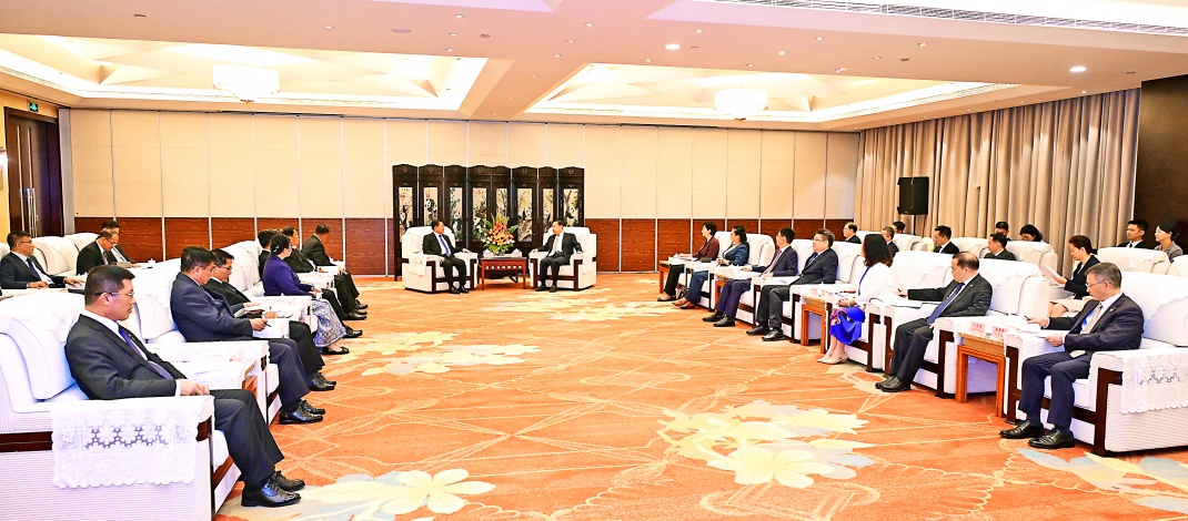 Acting President of the Republic of the Union of Myanmar, Chairman of State Security and Peace Commission of the Republic of the Union of Myanmar, Senior General Min Aung Hlaing holds discussions with party secretary of Sichuan Province