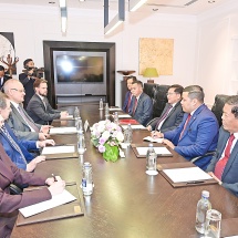 ပြည်ထောင်စုသမ္မတမြန်မာနိုင်ငံတော် ယာယီသမ္မတ  နိုင်ငံတော်လုံခြုံရေးနှင့်အေးချမ်းသာယာရေး ကော်မရှင်ဥက္ကဋ္ဌ ဗိုလ်ချုပ်မှူးကြီးမင်းအောင်လှိုင်   ရုရှားဖက်ဒရေးရှင်းနိုင်ငံသမ္မတ၏အကြံပေးပုဂ္ဂိုလ် Mr. Anton Kobyakov နှင့် တွေ့ဆုံဆွေးနွေး