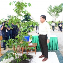 ပြည်ထောင်စုသမ္မတမြန်မာနိုင်ငံတော်ယာယီသမ္မတနိုင်ငံတော်လုံခြုံရေးနှင့် အေးချမ်းသာယာရေးကော်မရှင်ဥက္ကဋ္ဌဗိုလ်ချုပ်မှူးကြီးမင်းအောင်လှိုင်ပြည်ထောင်စုနယ်မြေ၊နေပြည်တော် ၂၀၂၅ ခုနှစ်၊ တတိယအကြိမ် မိုးရာသီသစ်ပင်စိုက်ပျိုးပွဲသို့တက်ရောက်၍ ခရေပျိုးပင်အား ဦးဆောင်စိုက်ပျိုးပေး