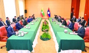 ပြည်ထောင်စုသမ္မတမြန်မာနိုင်ငံတော် ယာယီသမ္မတ နိုင်ငံတော်လုံခြုံရေးနှင့် အေးချမ်းသာယာရေးကော်မရှင်ဥက္ကဋ္ဌ ဗိုလ်ချုပ်မှူးကြီးမင်းအောင်လှိုင် လာအိုပြည်သူ့ဒီမိုကရက်တစ်သမ္မတနိုင်ငံ သမ္မတ  H.E. Mr. Thongloun Sisoulith နှင့်တွေ့ဆုံဆွေးနွေး