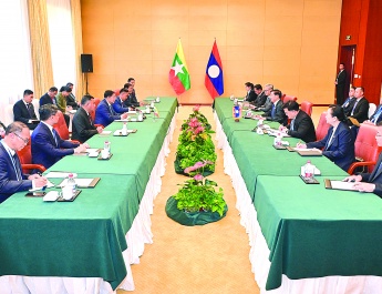 ပြည်ထောင်စုသမ္မတမြန်မာနိုင်ငံတော် ယာယီသမ္မတ နိုင်ငံတော်လုံခြုံရေးနှင့် အေးချမ်းသာယာရေးကော်မရှင်ဥက္ကဋ္ဌ ဗိုလ်ချုပ်မှူးကြီးမင်းအောင်လှိုင် လာအိုပြည်သူ့ဒီမိုကရက်တစ်သမ္မတနိုင်ငံ သမ္မတ  H.E. Mr. Thongloun Sisoulith နှင့်တွေ့ဆုံဆွေးနွေး