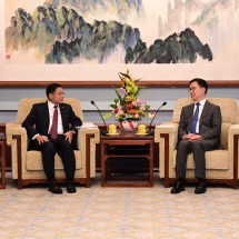 ပြည်ထောင်စုသမ္မတမြန်မာနိုင်ငံတော် ယာယီသမ္မတ  နိုင်ငံတော်လုံခြုံရေးနှင့်အေးချမ်းသာယာရေး ကော်မရှင်ဥက္ကဋ္ဌ ဗိုလ်ချုပ်မှူးကြီးမင်းအောင်လှိုင်  တရုတ်ပြည်သူ့သမ္မတနိုင်ငံ ဒုတိယသမ္မတ H.E. Mr. Han Zheng နှင့် တွေ့ဆုံဆွေးနွေး