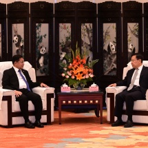 ပြည်ထောင်စုသမ္မတမြန်မာနိုင်ငံတော် ယာယီသမ္မတ နိုင်ငံတော်လုံခြုံရေးနှင့် အေးချမ်းသာယာရေး ကော်မရှင်ဥက္ကဋ္ဌဗိုလ်ချုပ်မှူးကြီးမင်းအောင်လှိုင် စီချွမ်ပြည်နယ်ပါတီအတွင်းရေးမှူးနှင့်တွေ့ဆုံ ဆွေးနွေး