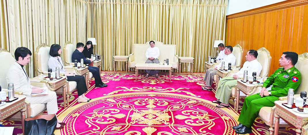 ပြည်ထောင်စုသမ္မတမြန်မာနိုင်ငံတော် ယာယီသမ္မတ နိုင်ငံတော်လုံခြုံရေးနှင့်အေးချမ်းသာယာရေး ကော်မရှင်ဥက္ကဋ္ဌ ဗိုလ်ချုပ်မှူးကြီးမင်းအောင်လှိုင်ထံသို့ တရုတ်နိုင်ငံခြားရေးဝန်ကြီးဌာန အာရှရေးရာ အထူးကိုယ်စားလှယ် ဦးဆောင်သည့် ကိုယ်စားလှယ်အဖွဲ့ လာရောက်ဂါရဝပြုတွေ့ဆုံ