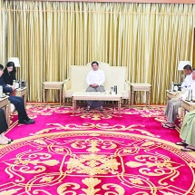 ပြည်ထောင်စုသမ္မတမြန်မာနိုင်ငံတော် ယာယီသမ္မတ နိုင်ငံတော်လုံခြုံရေးနှင့်အေးချမ်းသာယာရေး ကော်မရှင်ဥက္ကဋ္ဌ ဗိုလ်ချုပ်မှူးကြီးမင်းအောင်လှိုင်ထံသို့ တရုတ်နိုင်ငံခြားရေးဝန်ကြီးဌာန အာရှရေးရာ အထူးကိုယ်စားလှယ် ဦးဆောင်သည့် ကိုယ်စားလှယ်အဖွဲ့ လာရောက်ဂါရဝပြုတွေ့ဆုံ