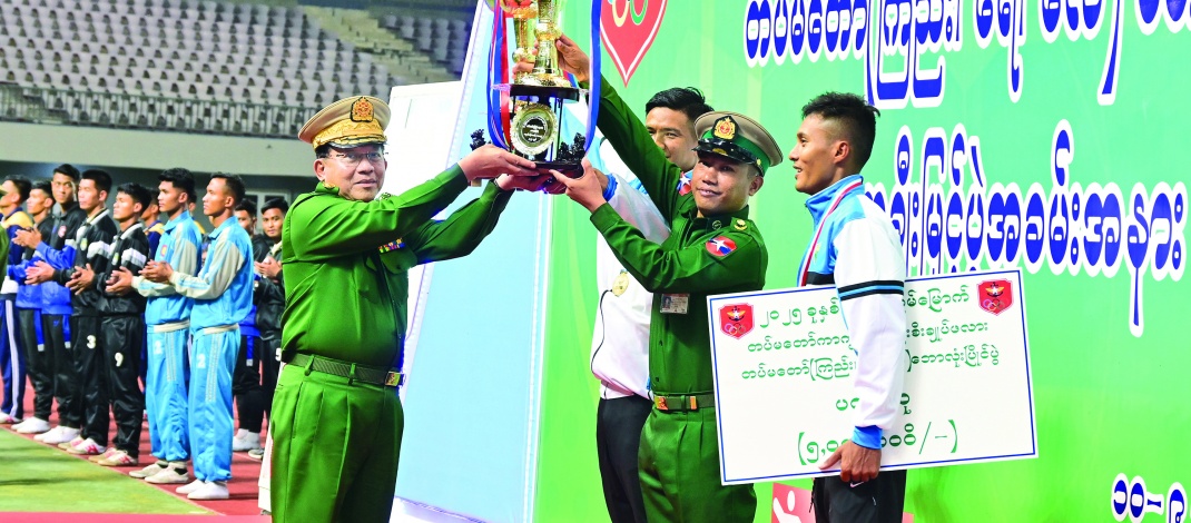 နိုင်ငံတော်လုံခြုံရေးနှင့်အေးချမ်းသာယာရေးကော်မရှင်ဥက္ကဋ္ဌတပ်မတော်ကာကွယ်ရေးဦးစီးချုပ်ဗိုလ်ချုပ်မှူးကြီးမင်းအောင်လှိုင် ၂၀၂၅ ခုနှစ်၊ (၆၂)ကြိမ်မြောက် တပ်မတော်ကာကွယ်ရေးဦးစီးချုပ်ဖလားတပ်မတော်(ကြည်း၊ရေ၊လေ)ဘောလုံးပြိုင်ပွဲ ဗိုလ်လုပွဲနှင့်ဆုချီးမြှင့်ပွဲအခမ်းအနားသို့တက်ရောက်၍ ဆုများပေးအပ်ချီးမြှင့်