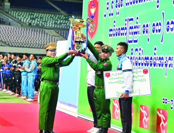 နိုင်ငံတော်လုံခြုံရေးနှင့်အေးချမ်းသာယာရေးကော်မရှင်ဥက္ကဋ္ဌတပ်မတော်ကာကွယ်ရေးဦးစီးချုပ်ဗိုလ်ချုပ်မှူးကြီးမင်းအောင်လှိုင် ၂၀၂၅ ခုနှစ်၊ (၆၂)ကြိမ်မြောက် တပ်မတော်ကာကွယ်ရေးဦးစီးချုပ်ဖလားတပ်မတော်(ကြည်း၊ရေ၊လေ)ဘောလုံးပြိုင်ပွဲ ဗိုလ်လုပွဲနှင့်ဆုချီးမြှင့်ပွဲအခမ်းအနားသို့တက်ရောက်၍ ဆုများပေးအပ်ချီးမြှင့်