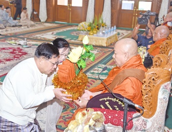 ကာကွယ်ရေးဦးစီးချုပ်ရုံး(ကြည်း၊ ရေ၊ လေ) မိသားစုများ၏  ၂၀၂၅ ခုနှစ် မဟာဘုံကထိန် အလှူတော်မင်္ဂလာအခမ်းအနားကျင်းပ