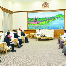 ပြည်ထောင်စုသမ္မတမြန်မာနိုင်ငံတော် ယာယီသမ္မတ နိုင်ငံတော်လုံခြုံရေးနှင့်အေးချမ်းသာယာရေးကော်မရှင်ဥက္ကဋ္ဌ ဗိုလ်ချုပ်မှူးကြီးမင်းအောင်လှိုင်ထံသို့ ဗီယက်နမ်-မြန်မာ ချစ်ကြည်ရေးအသင်းဥက္ကဋ္ဌ ဦးဆောင်သောကိုယ်စားလှယ်အဖွဲ့က လာရောက်ဂါရဝပြုတွေ့ဆုံ