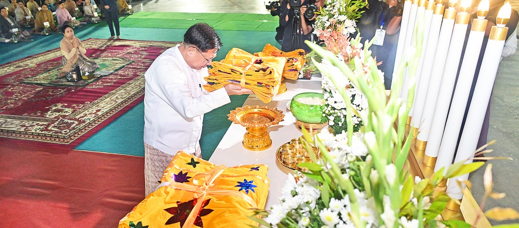 ပြည်ထောင်စုသမ္မတမြန်မာနိုင်ငံတော် ယာယီသမ္မတ နိုင်ငံတော်လုံခြုံရေးနှင့်အေးချမ်းသာယာရေးကော်မရှင်ဥက္ကဋ္ဌ ဗိုလ်ချုပ်မှူးကြီးမင်းအောင်လှိုင် မာရဝိဇယဗုဒ္ဓရုပ်ပွားတော်မြတ်ကြီးအား မသိုးရွှေကြာသင်္ကန်းဆက်ကပ်လှူဒါန်း