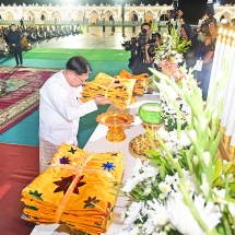 ပြည်ထောင်စုသမ္မတမြန်မာနိုင်ငံတော် ယာယီသမ္မတ နိုင်ငံတော်လုံခြုံရေးနှင့်အေးချမ်းသာယာရေးကော်မရှင်ဥက္ကဋ္ဌ ဗိုလ်ချုပ်မှူးကြီးမင်းအောင်လှိုင် မာရဝိဇယဗုဒ္ဓရုပ်ပွားတော်မြတ်ကြီးအား မသိုးရွှေကြာသင်္ကန်းဆက်ကပ်လှူဒါန်း