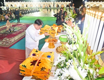 ပြည်ထောင်စုသမ္မတမြန်မာနိုင်ငံတော် ယာယီသမ္မတ နိုင်ငံတော်လုံခြုံရေးနှင့်အေးချမ်းသာယာရေးကော်မရှင်ဥက္ကဋ္ဌ ဗိုလ်ချုပ်မှူးကြီးမင်းအောင်လှိုင် မာရဝိဇယဗုဒ္ဓရုပ်ပွားတော်မြတ်ကြီးအား မသိုးရွှေကြာသင်္ကန်းဆက်ကပ်လှူဒါန်း