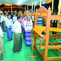 ပြည်ထောင်စုသမ္မတမြန်မာနိုင်ငံတော် ယာယီသမ္မတ နိုင်ငံတော်လုံခြုံရေးနှင့်အေးချမ်း သာယာရေးကော်မရှင်ဥက္ကဋ္ဌ ဗိုလ်ချုပ်မှူးကြီးမင်းအောင်လှိုင်နှင့်ဇနီး ဒေါ်ကြူကြူလှ ၂၀၂၅ ခုနှစ်၊ မာရဝိဇယဗုဒ္ဓရုပ်ပွားတော်မြတ်ကြီး တန်ဆောင်တိုင်ပွဲတော် မသိုးရွှေကြာ သင်္ကန်းရက်လုပ်ပူဇော်ပွဲဖွင့်ပွဲအခမ်းအနားသို့ တက်ရောက်ကြည်ညို