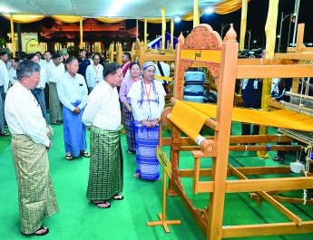 ပြည်ထောင်စုသမ္မတမြန်မာနိုင်ငံတော် ယာယီသမ္မတ နိုင်ငံတော်လုံခြုံရေးနှင့်အေးချမ်း သာယာရေးကော်မရှင်ဥက္ကဋ္ဌ ဗိုလ်ချုပ်မှူးကြီးမင်းအောင်လှိုင်နှင့်ဇနီး ဒေါ်ကြူကြူလှ ၂၀၂၅ ခုနှစ်၊ မာရဝိဇယဗုဒ္ဓရုပ်ပွားတော်မြတ်ကြီး တန်ဆောင်တိုင်ပွဲတော် မသိုးရွှေကြာ သင်္ကန်းရက်လုပ်ပူဇော်ပွဲဖွင့်ပွဲအခမ်းအနားသို့ တက်ရောက်ကြည်ညို