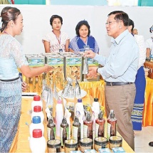 ပြည်ထောင်စုသမ္မတမြန်မာနိုင်ငံတော် ယာယီသမ္မတ နိုင်ငံတော်လုံခြုံရေးနှင့်အေးချမ်းသာယာရေးကော်မရှင်ဥက္ကဋ္ဌ ဗိုလ်ချုပ်မှူးကြီးမင်းအောင်လှိုင် ဘားအံမြို့ရှိ ပြည်နယ်အဆင့် ဌာနဆိုင်ရာတာဝန်ရှိသူများ၊ မြို့မိမြို့ဖများနှင့်တွေ့ဆုံ၍ ဒေသဖွံ့ဖြိုးတိုးတက်ရေးဆိုင်ရာများဆွေးနွေး