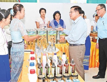 ပြည်ထောင်စုသမ္မတမြန်မာနိုင်ငံတော် ယာယီသမ္မတ နိုင်ငံတော်လုံခြုံရေးနှင့်အေးချမ်းသာယာရေးကော်မရှင်ဥက္ကဋ္ဌ ဗိုလ်ချုပ်မှူးကြီးမင်းအောင်လှိုင် ဘားအံမြို့ရှိ ပြည်နယ်အဆင့် ဌာနဆိုင်ရာတာဝန်ရှိသူများ၊ မြို့မိမြို့ဖများနှင့်တွေ့ဆုံ၍ ဒေသဖွံ့ဖြိုးတိုးတက်ရေးဆိုင်ရာများဆွေးနွေး