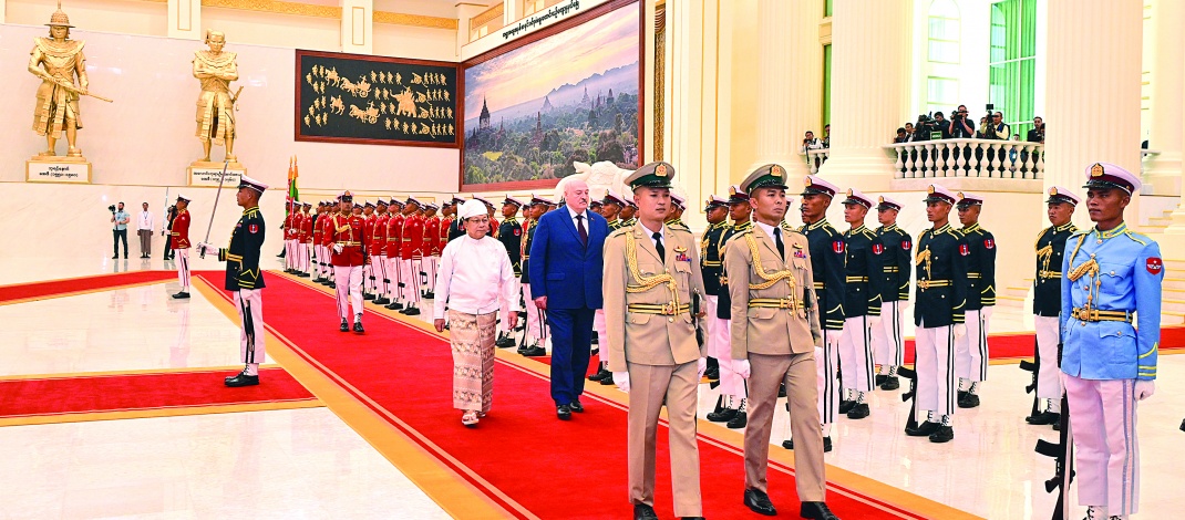 ပြည်ထောင်စုသမ္မတမြန်မာနိုင်ငံတော် ယာယီသမ္မတ နိုင်ငံတော်လုံခြုံရေးနှင့် အေးချမ်းသာယာရေး ကော်မရှင်ဥက္ကဋ္ဌ ဗိုလ်ချုပ်မှူးကြီးမင်းအောင်လှိုင် ဘယ်လာရုစ်သမ္မတနိုင်ငံသမ္မတ H.E. Mr. Aleksandr Lukashenko အား ဂုဏ်ပြုအခမ်းအနားဖြင့်ကြိုဆို၊ တွေ့ဆုံဆွေးနွေး