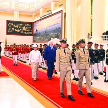 ပြည်ထောင်စုသမ္မတမြန်မာနိုင်ငံတော် ယာယီသမ္မတ နိုင်ငံတော်လုံခြုံရေးနှင့် အေးချမ်းသာယာရေး ကော်မရှင်ဥက္ကဋ္ဌ ဗိုလ်ချုပ်မှူးကြီးမင်းအောင်လှိုင် ဘယ်လာရုစ်သမ္မတနိုင်ငံသမ္မတ H.E. Mr. Aleksandr Lukashenko အား ဂုဏ်ပြုအခမ်းအနားဖြင့်ကြိုဆို၊ တွေ့ဆုံဆွေးနွေး