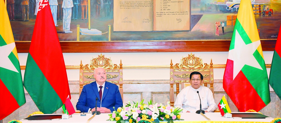 ပြည်ထောင်စုသမ္မတမြန်မာနိုင်ငံတော် ယာယီသမ္မတ နိုင်ငံတော်လုံခြုံရေးနှင့် အေးချမ်းသာယာရေး ကော်မရှင်ဥက္ကဋ္ဌ ဗိုလ်ချုပ်မှူးကြီးမင်းအောင်လှိုင်နှင့် ဘယ်လာရုစ်သမ္မတနိုင်ငံ သမ္မတ H.E.Mr. Aleksandr Lukashenko တို့က မီဒီယာများအား နှစ်နိုင်ငံပူးတွဲကြေညာချက်ကို ရှင်းလင်းပြောကြား