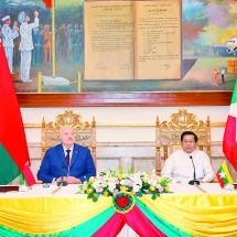 ပြည်ထောင်စုသမ္မတမြန်မာနိုင်ငံတော် ယာယီသမ္မတ နိုင်ငံတော်လုံခြုံရေးနှင့် အေးချမ်းသာယာရေး ကော်မရှင်ဥက္ကဋ္ဌ ဗိုလ်ချုပ်မှူးကြီးမင်းအောင်လှိုင်နှင့် ဘယ်လာရုစ်သမ္မတနိုင်ငံ သမ္မတ H.E.Mr. Aleksandr Lukashenko တို့က မီဒီယာများအား နှစ်နိုင်ငံပူးတွဲကြေညာချက်ကို ရှင်းလင်းပြောကြား