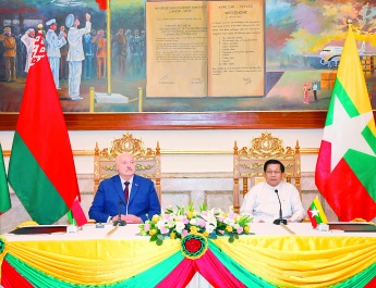 ပြည်ထောင်စုသမ္မတမြန်မာနိုင်ငံတော် ယာယီသမ္မတ နိုင်ငံတော်လုံခြုံရေးနှင့် အေးချမ်းသာယာရေး ကော်မရှင်ဥက္ကဋ္ဌ ဗိုလ်ချုပ်မှူးကြီးမင်းအောင်လှိုင်နှင့် ဘယ်လာရုစ်သမ္မတနိုင်ငံ သမ္မတ H.E.Mr. Aleksandr Lukashenko တို့က မီဒီယာများအား နှစ်နိုင်ငံပူးတွဲကြေညာချက်ကို ရှင်းလင်းပြောကြား