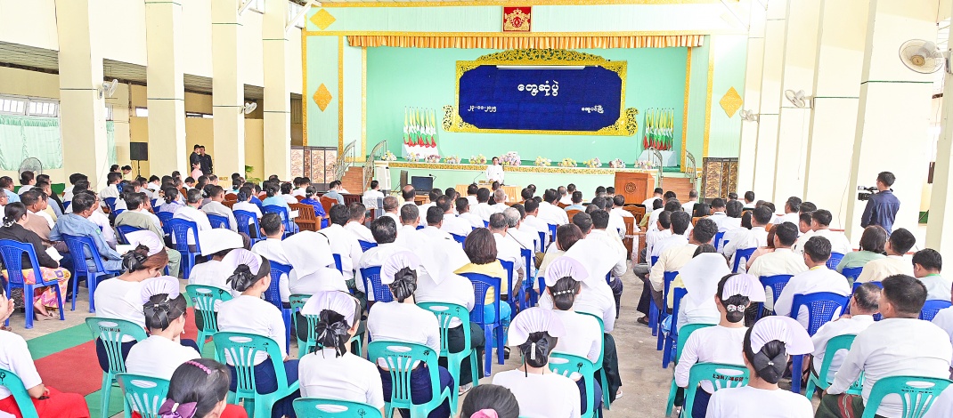 ပြည်ထောင်စုသမ္မတမြန်မာနိုင်ငံတော် ယာယီသမ္မတ နိုင်ငံတော်လုံခြုံရေးနှင့်အေးချမ်းသာယာရေး ကော်မရှင်ဥက္ကဋ္ဌ ဗိုလ်ချုပ်မှူးကြီးမင်းအောင်လှိုင် မအူပင်မြို့ရှိ ခရိုင်၊ မြို့နယ်အဆင့်ဌာနဆိုင်ရာ တာဝန်ရှိသူများ၊ မြို့မိမြို့ဖများနှင့်တွေ့ဆုံ၍ ဒေသဖွံ့ဖြိုးတိုးတက်ရေးဆိုင်ရာများဆွေးနွေးပြောကြား