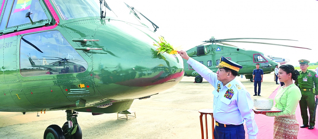 နိုင်ငံတော်လုံခြုံရေးနှင့်အေးချမ်းသာယာရေးကော်မရှင်ဥက္ကဋ္ဌ တပ်မတော်ကာကွယ်ရေးဦးစီးချုပ်  ဗိုလ်ချုပ်မှူးကြီးမင်းအောင်လှိုင် လေယာဉ်/ရဟတ်ယာဉ်များ တပ်တော်ဝင်အခမ်းအနားသို့ တက်ရောက် ချီးမြှင့်