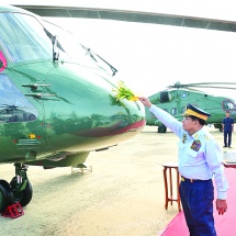 နိုင်ငံတော်လုံခြုံရေးနှင့်အေးချမ်းသာယာရေးကော်မရှင်ဥက္ကဋ္ဌ တပ်မတော်ကာကွယ်ရေးဦးစီးချုပ်  ဗိုလ်ချုပ်မှူးကြီးမင်းအောင်လှိုင် လေယာဉ်/ရဟတ်ယာဉ်များ တပ်တော်ဝင်အခမ်းအနားသို့ တက်ရောက် ချီးမြှင့်