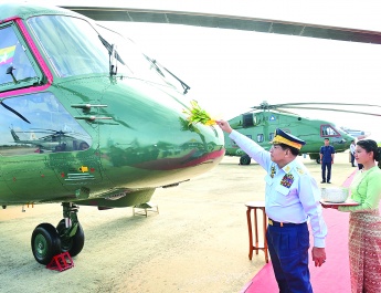 နိုင်ငံတော်လုံခြုံရေးနှင့်အေးချမ်းသာယာရေးကော်မရှင်ဥက္ကဋ္ဌ တပ်မတော်ကာကွယ်ရေးဦးစီးချုပ်  ဗိုလ်ချုပ်မှူးကြီးမင်းအောင်လှိုင် လေယာဉ်/ရဟတ်ယာဉ်များ တပ်တော်ဝင်အခမ်းအနားသို့ တက်ရောက် ချီးမြှင့်