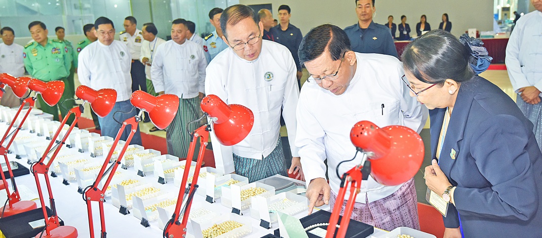 ပြည်ထောင်စုသမ္မတမြန်မာနိုင်ငံတော် ယာယီသမ္မတနိုင်ငံတော်လုံခြုံရေးနှင့်အေးချမ်းသာယာရေးကော်မရှင်ဥက္ကဋ္ဌ ဗိုလ်ချုပ်မှူးကြီးမင်းအောင်လှိုင်  အကြိမ်(၆၀)မြောက် မြန်မာ့ကျောက်မျက်ရတနာပြပွဲ ဖွင့်ပွဲအခမ်းအနားသို့ တက်ရောက်ချီးမြှင့် 