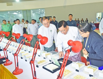 ပြည်ထောင်စုသမ္မတမြန်မာနိုင်ငံတော် ယာယီသမ္မတနိုင်ငံတော်လုံခြုံရေးနှင့်အေးချမ်းသာယာရေးကော်မရှင်ဥက္ကဋ္ဌ ဗိုလ်ချုပ်မှူးကြီးမင်းအောင်လှိုင်  အကြိမ်(၆၀)မြောက် မြန်မာ့ကျောက်မျက်ရတနာပြပွဲ ဖွင့်ပွဲအခမ်းအနားသို့ တက်ရောက်ချီးမြှင့် 