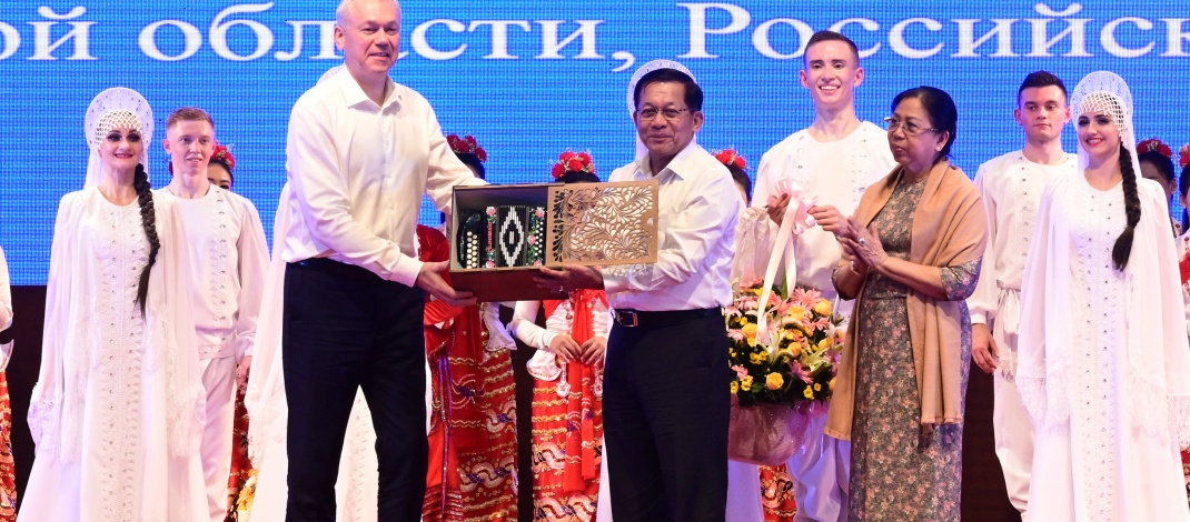 Acting President of the Republic of the Union of Myanmar, Chairman of State Security and Peace Commission, Senior General Min Aung Hlaing and Daw Kyu Kyu Hla watch the variety dance show staged by “Chaldony” State Song and Dance Ensemble of Novosibirsk, Russian Federation