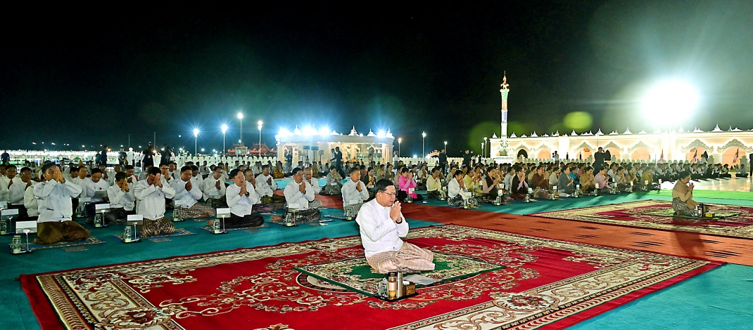 Acting President of the Republic of the Union of Myanmar, Chairman of the State Security and Peace Commission, Senior General Min Aung Hlaing offers Mathoe golden lotus robes to Maravijaya Buddha Image