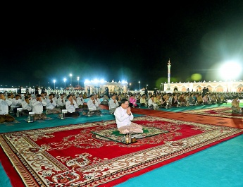 Acting President of the Republic of the Union of Myanmar, Chairman of the State Security and Peace Commission, Senior General Min Aung Hlaing offers Mathoe golden lotus robes to Maravijaya Buddha Image