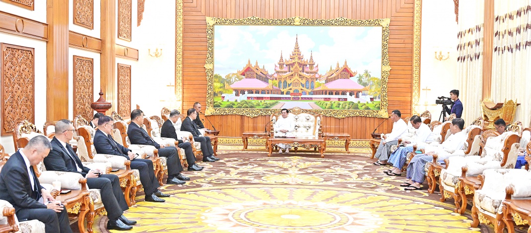 ပြည်ထောင်စုသမ္မတမြန်မာနိုင်ငံတော် ယာယီသမ္မတ နိုင်ငံတော်လုံခြုံရေးနှင့်အေးချမ်း သာယာရေးကော်မရှင်ဥက္ကဋ္ဌ ဗိုလ်ချုပ်မှူးကြီးမင်းအောင်လှိုင်ထံ  ထိုင်းနိုင်ငံ၊ နိုင်ငံခြားရေး ဝန်ကြီးဦးဆောင်သည့် ကိုယ်စားလှယ်အဖွဲ့က လာရောက်ဂါရဝပြုတွေ့ဆုံ