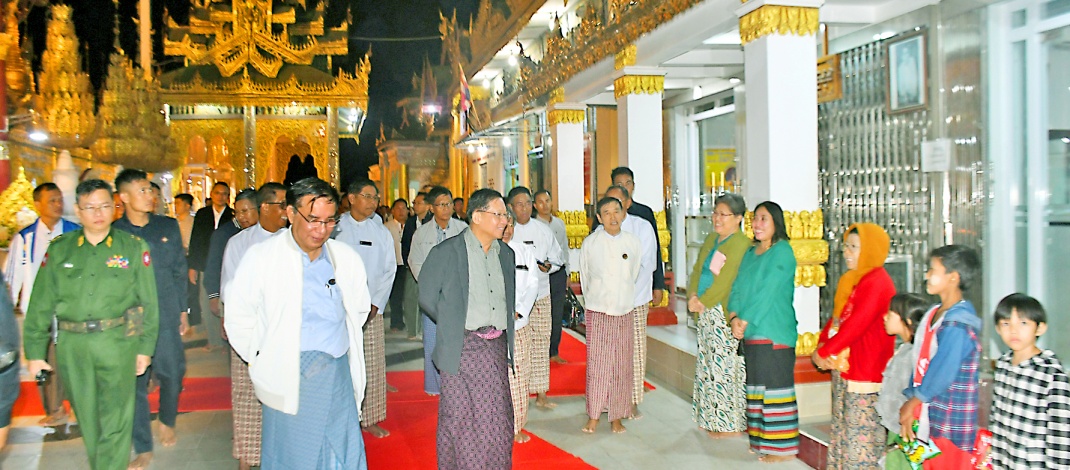 Acting President and SSPC Chairman Senior General Min Aung Hlaing pays homage at Shwehsandaw Pagoda in Pyay, Bago Region