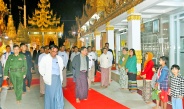 Acting President and SSPC Chairman Senior General Min Aung Hlaing pays homage at Shwehsandaw Pagoda in Pyay, Bago Region