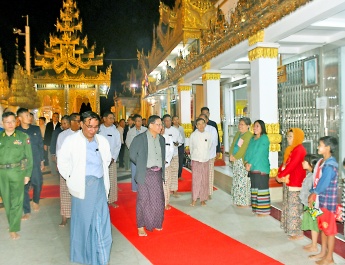 Acting President and SSPC Chairman Senior General Min Aung Hlaing pays homage at Shwehsandaw Pagoda in Pyay, Bago Region