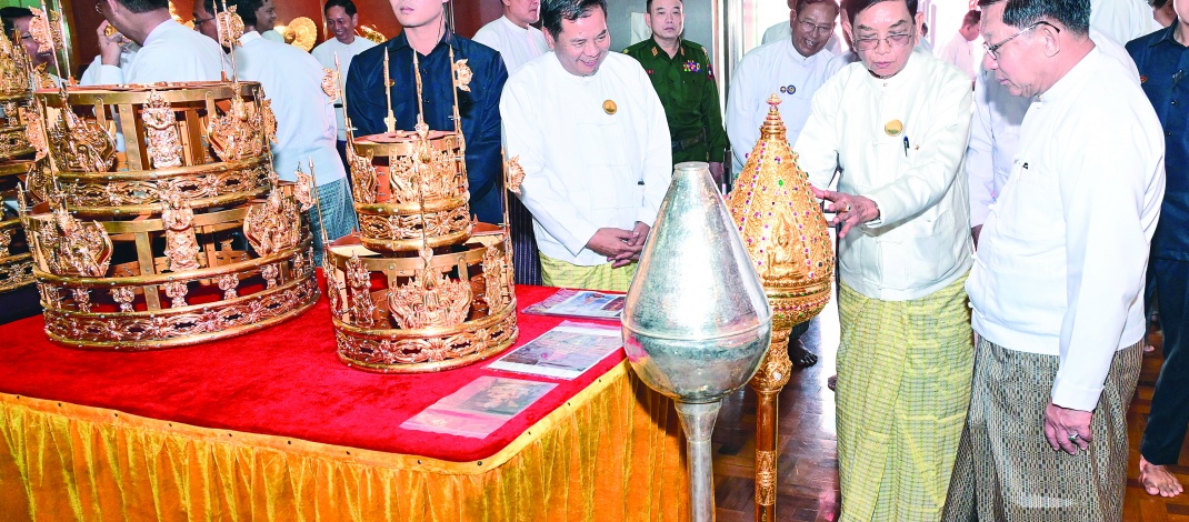 ပြည်ထောင်စုသမ္မတမြန်မာနိုင်ငံတော် ယာယီသမ္မတ နိုင်ငံတော်လုံခြုံရေးနှင့် အေးချမ်းသာယာရေး ကော်မရှင်ဥက္ကဋ္ဌ ဗိုလ်ချုပ်မှူးကြီးမင်းအောင်လှိုင် မန္တလေးမြို့ မဟာမုနိဘုရားကြီးသို့ သွားရောက် ဖူးမြော်ကြည်ညို၊ ငလျင်ဒဏ်ကြောင့် ထိခိုက်ပျက်စီးခဲ့ရမှုများအား ပြန်လည်ပြုပြင်မွမ်းမံနေမှုများကို ကြည့်ရှုစစ်ဆေး 