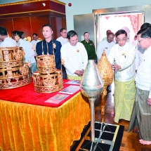 ပြည်ထောင်စုသမ္မတမြန်မာနိုင်ငံတော် ယာယီသမ္မတ နိုင်ငံတော်လုံခြုံရေးနှင့် အေးချမ်းသာယာရေး ကော်မရှင်ဥက္ကဋ္ဌ ဗိုလ်ချုပ်မှူးကြီးမင်းအောင်လှိုင် မန္တလေးမြို့ မဟာမုနိဘုရားကြီးသို့ သွားရောက် ဖူးမြော်ကြည်ညို၊ ငလျင်ဒဏ်ကြောင့် ထိခိုက်ပျက်စီးခဲ့ရမှုများအား ပြန်လည်ပြုပြင်မွမ်းမံနေမှုများကို ကြည့်ရှုစစ်ဆေး 