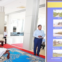 ပြည်ထောင်စုသမ္မတမြန်မာနိုင်ငံတော် ယာယီသမ္မတ နိုင်ငံတော်လုံခြုံရေးနှင့် အေးချမ်းသာယာရေးကော်မရှင်ဥက္ကဋ္ဌ ဗိုလ်ချုပ်မှူးကြီးမင်းအောင်လှိုင်  ရတနာပုံမြို့ သစ်စီမံကိန်းသို့ သွားရောက်ကြည့်ရှုစစ်ဆေး