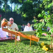 ဘယ်လာရုစ်သမ္မတနိုင်ငံသမ္မတ H.E. Mr. Aleksandr Lukashenko နှင့် ပြည်ထောင်စုသမ္မတ မြန်မာနိုင်ငံတော် ယာယီသမ္မတ နိုင်ငံတော်လုံခြုံရေးနှင့်အေးချမ်းသာယာရေးကော်မရှင်ဥက္ကဋ္ဌ ဗိုလ်ချုပ်မှူးကြီးမင်းအောင်လှိုင်တို့ နှစ်နိုင်ငံအထိမ်းအမှတ်သစ်ပင်အတူတကွစိုက်ပျိုး