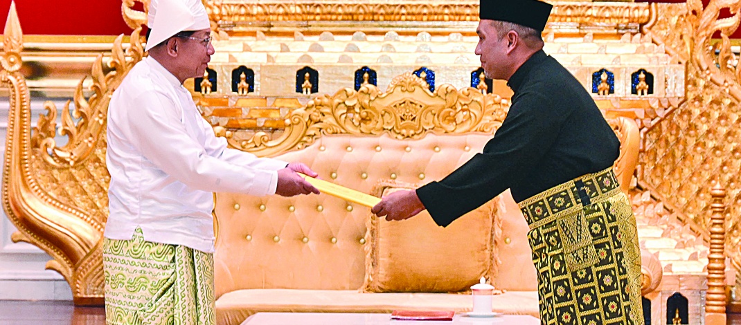 ပြည်ထောင်စုသမ္မတမြန်မာနိုင်ငံတော် ယာယီသမ္မတနိုင်ငံတော်လုံခြုံရေးနှင့်အေးချမ်းသာယာရေးကော်မရှင်ဥက္ကဋ္ဌ ဗိုလ်ချုပ်မှူးကြီးမင်းအောင်လှိုင်ထံ မြန်မာ နိုင်ငံဆိုင်ရာ ဘရူနိုင်းဒါရူဆလမ်နိုင်ငံ သံအမတ်ကြီးက သံအမတ်ခန့်အပ်လွှာပေးအပ် 