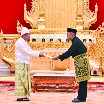 ပြည်ထောင်စုသမ္မတမြန်မာနိုင်ငံတော် ယာယီသမ္မတနိုင်ငံတော်လုံခြုံရေးနှင့်အေးချမ်းသာယာရေးကော်မရှင်ဥက္ကဋ္ဌ ဗိုလ်ချုပ်မှူးကြီးမင်းအောင်လှိုင်ထံ မြန်မာ နိုင်ငံဆိုင်ရာ ဘရူနိုင်းဒါရူဆလမ်နိုင်ငံ သံအမတ်ကြီးက သံအမတ်ခန့်အပ်လွှာပေးအပ် 