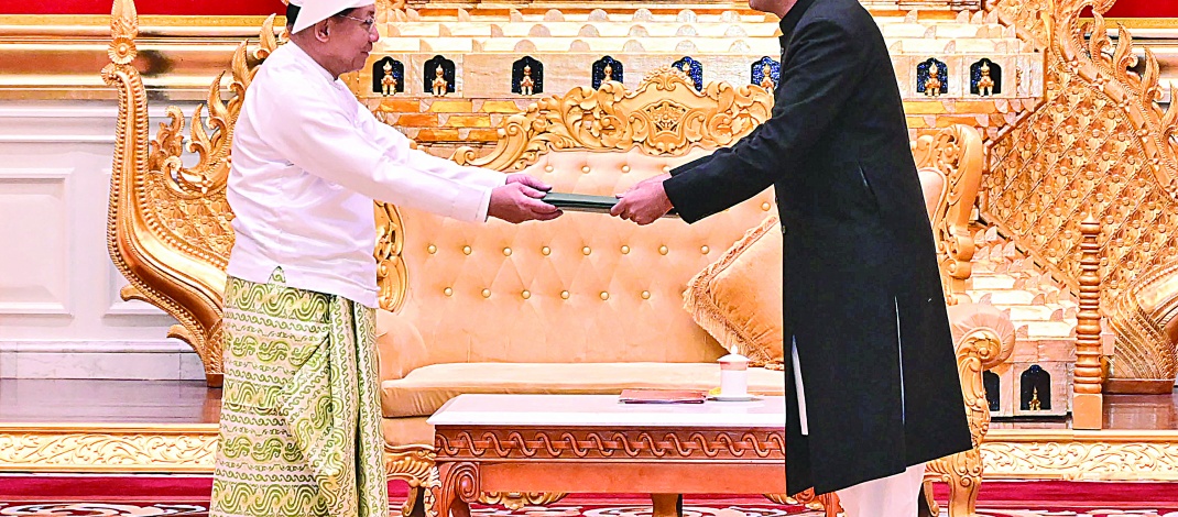 ပြည်ထောင်စုသမ္မတမြန်မာနိုင်ငံတော်ယာယီသမ္မတနိုင်ငံတော်လုံခြုံရေးနှင့်အေးချမ်းသာယာရေးကော်မရှင်ဥက္ကဋ္ဌဗိုလ်ချုပ်မှူးကြီးမင်းအောင်လှိုင်ထံ မြန်မာ နိုင်ငံဆိုင်ရာ ပါကစ္စတန်နိုင်ငံသံအမတ်ကြီး က သံအမတ်ခန့်အပ်လွှာပေးအပ်  