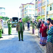 နိုင်ငံတော်လုံခြုံရေးနှင့် အေးချမ်းသာယာရေးကော်မရှင်ဥက္ကဋ္ဌ တပ်မတော်ကာကွယ်ရေးဦးစီးချုပ် ဗိုလ်ချုပ်မှူးကြီးမင်းအောင်လှိုင်   ပြင်ဦးလွင်မြို့၊ စစ်မှုထမ်းဟောင်းအိမ်ရာတည်ဆောက်နေမှု အခြေ အနေများအား သွားရောက်ကြည့်ရှုစစ်ဆေး 