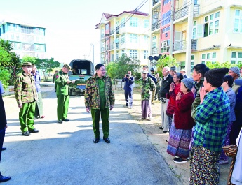 နိုင်ငံတော်လုံခြုံရေးနှင့် အေးချမ်းသာယာရေးကော်မရှင်ဥက္ကဋ္ဌ တပ်မတော်ကာကွယ်ရေးဦးစီးချုပ် ဗိုလ်ချုပ်မှူးကြီးမင်းအောင်လှိုင်   ပြင်ဦးလွင်မြို့၊ စစ်မှုထမ်းဟောင်းအိမ်ရာတည်ဆောက်နေမှု အခြေ အနေများအား သွားရောက်ကြည့်ရှုစစ်ဆေး 