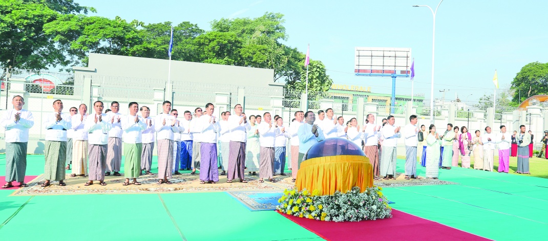 ပြည်ထောင်စုသမ္မတမြန်မာနိုင်ငံတော်ယာယီသမ္မတနိုင်ငံတော်လုံခြုံရေးနှင့်အေးချမ်းသာယာရေးကော်မရှင်ဥက္ကဋ္ဌဗိုလ်ချုပ်မှူးကြီးမင်းအောင်လှိုင် မြန်မာ နိုင်ငံတော်ဗဟိုဘဏ် (မန္တလေးဘဏ်ခွဲ)ရုံး အဆောက်အဦသစ်ဖွင့်ပွဲသို့ တက်ရောက်ချီးမြှင့် 